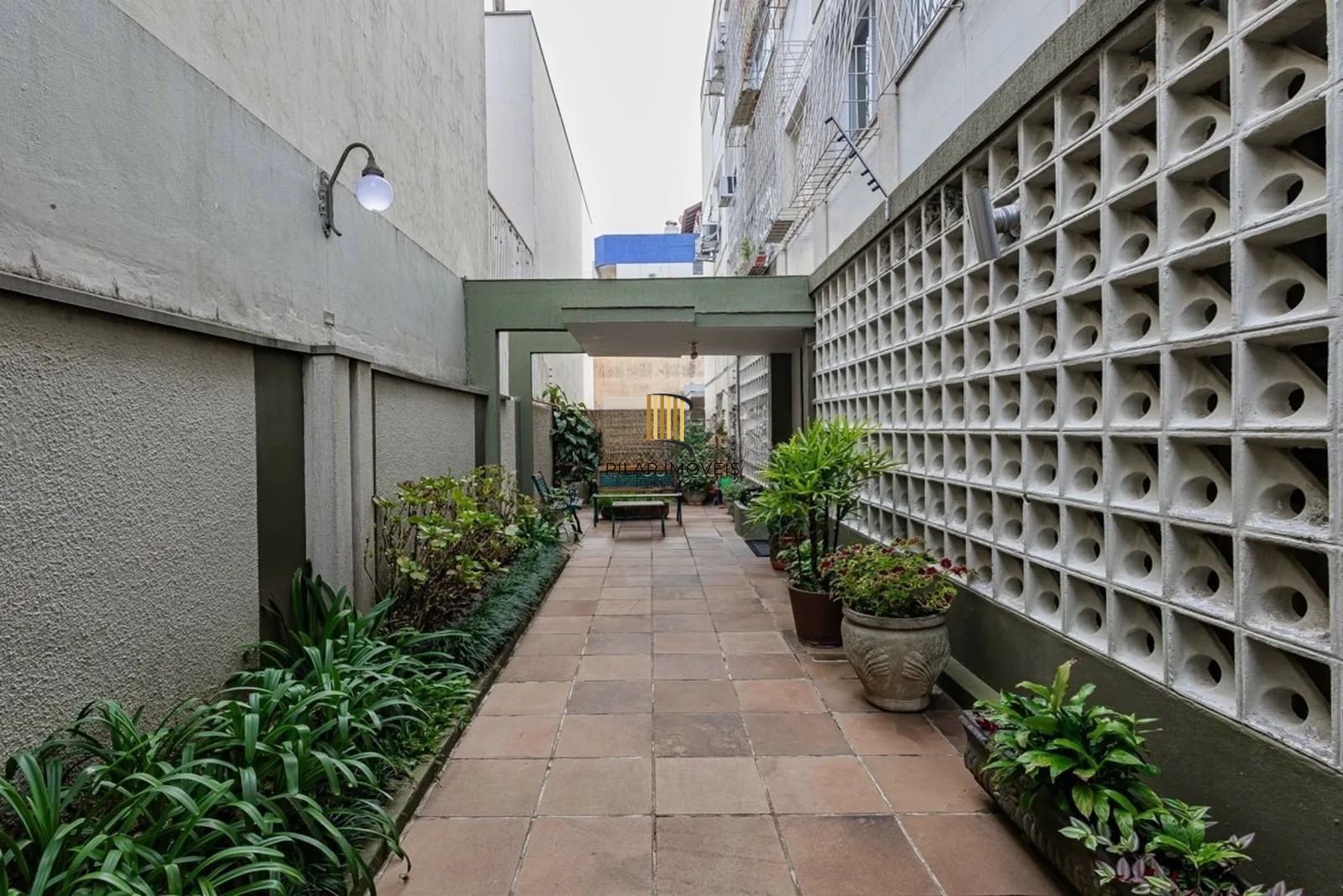 Apartamento de 2 dorm, 80m² privativos com vaga de garagem e elevador.