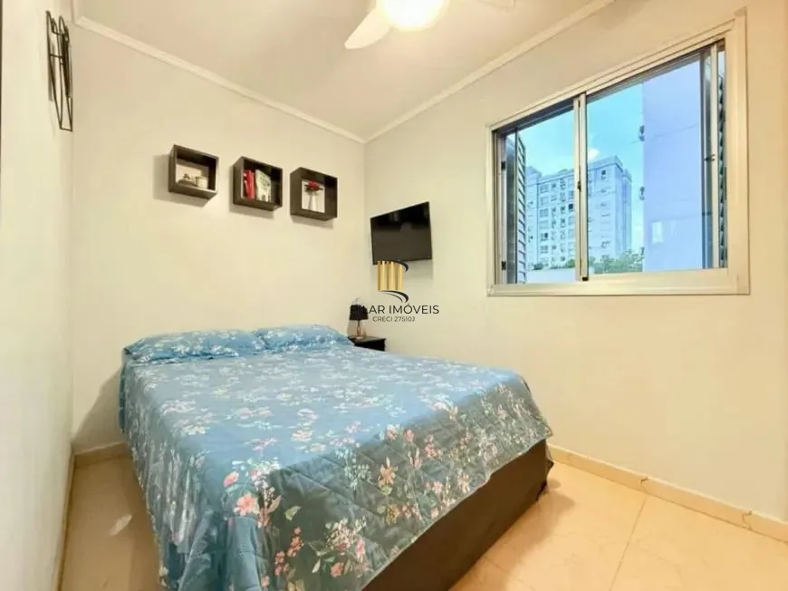 Apartamento com 3 dormitórios, sacada e churrasqueira.