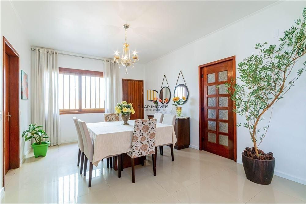 Ampla casa com 4 Dormitórios e Pátio na Zona Norte