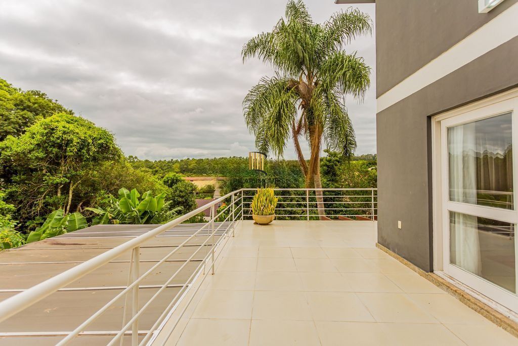 Casa em Condomínio com 3 dormitórios, suíte e 2 vagas cobertas.