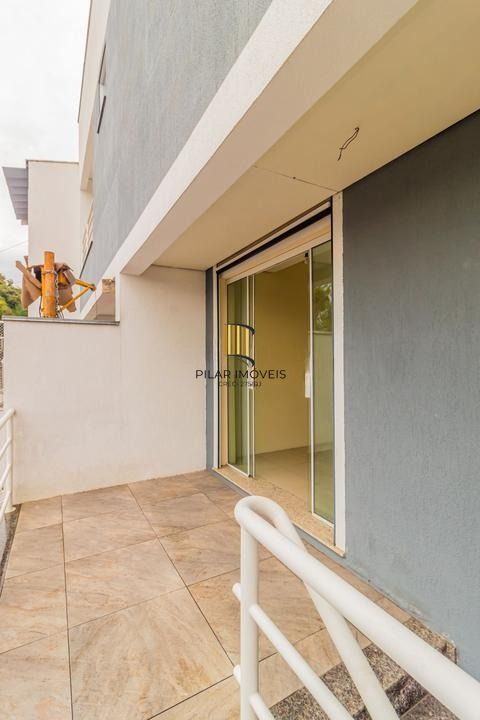Casa com 3 dormitórios, suíte, lavabo e amplo pátio.