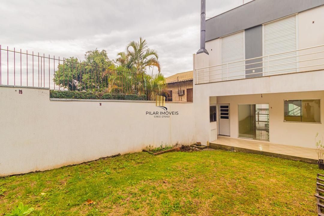 Casa com 3 dormitórios, suíte, lavabo e amplo pátio.