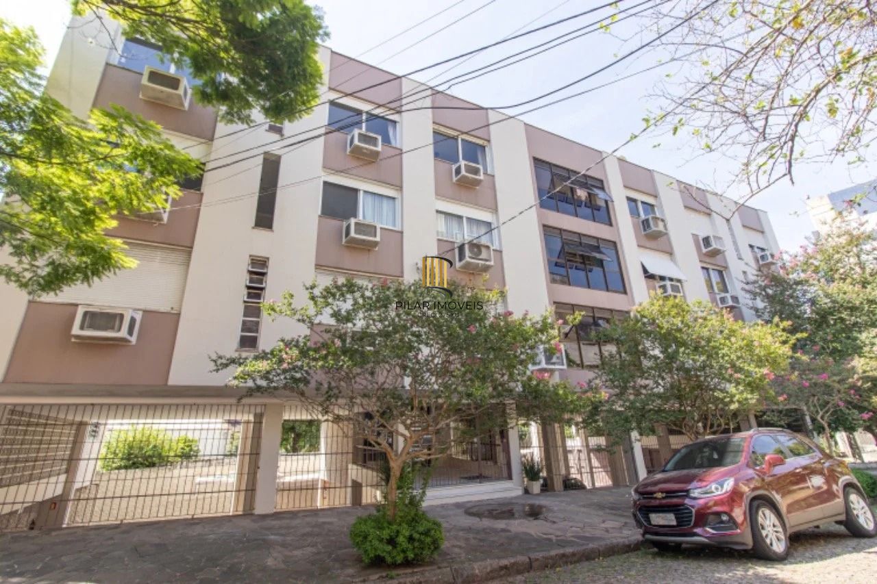 Apartamento com 3 dormitórios, 2 banheiros sociais e 2 vagas.