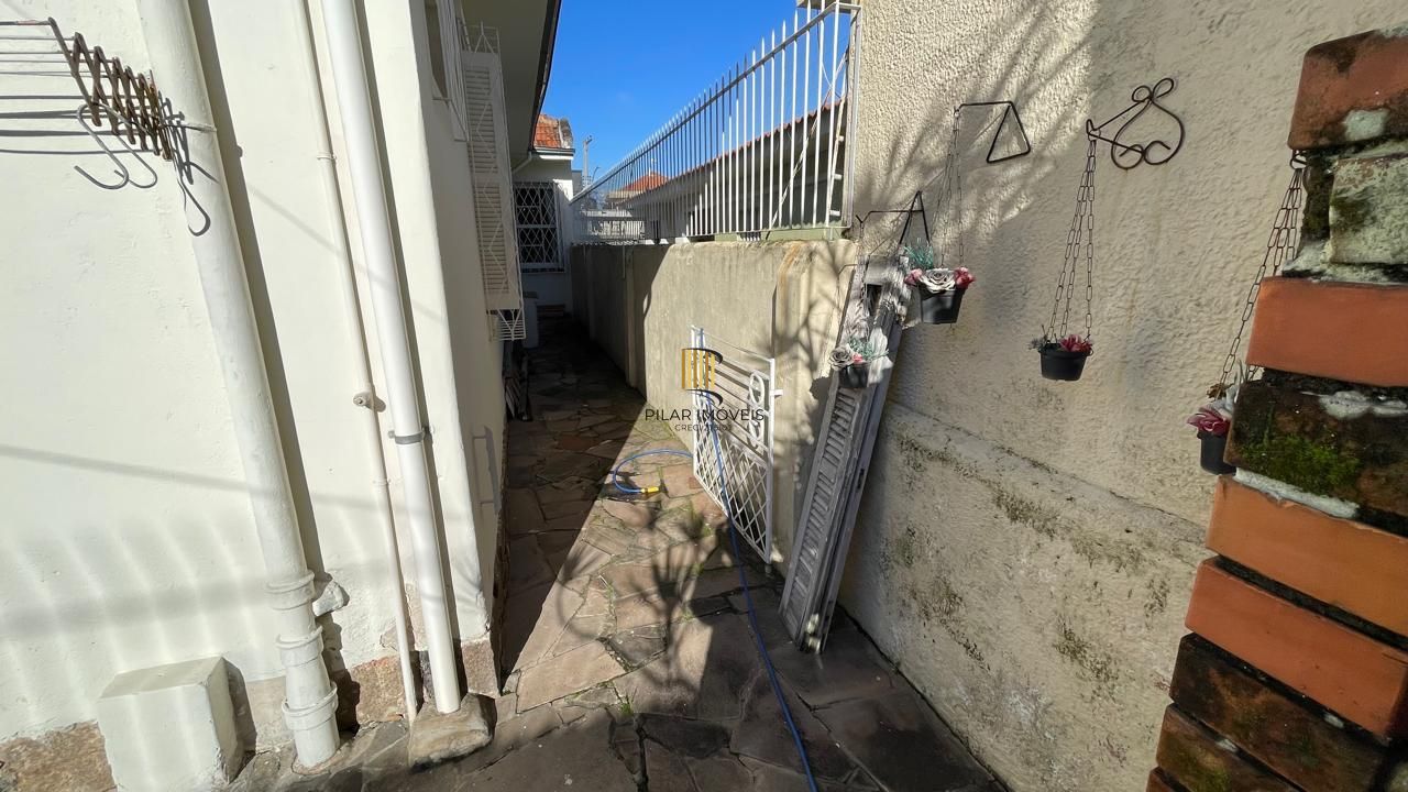 Casa com pátio com 3 dormitórios, 2 banheiros e 4 vagas.