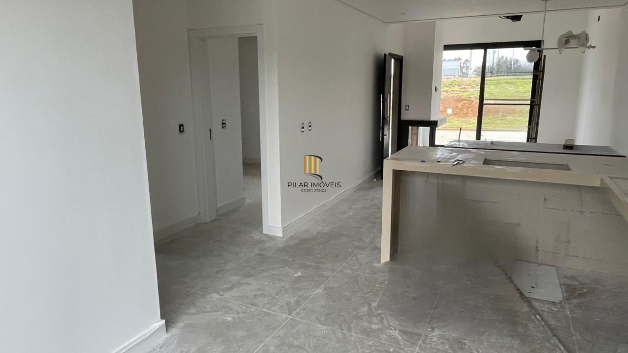 Casa em condomínio com 3 dormitórios, 2 suítes, churrasqueira, lareira e 2 vagas.