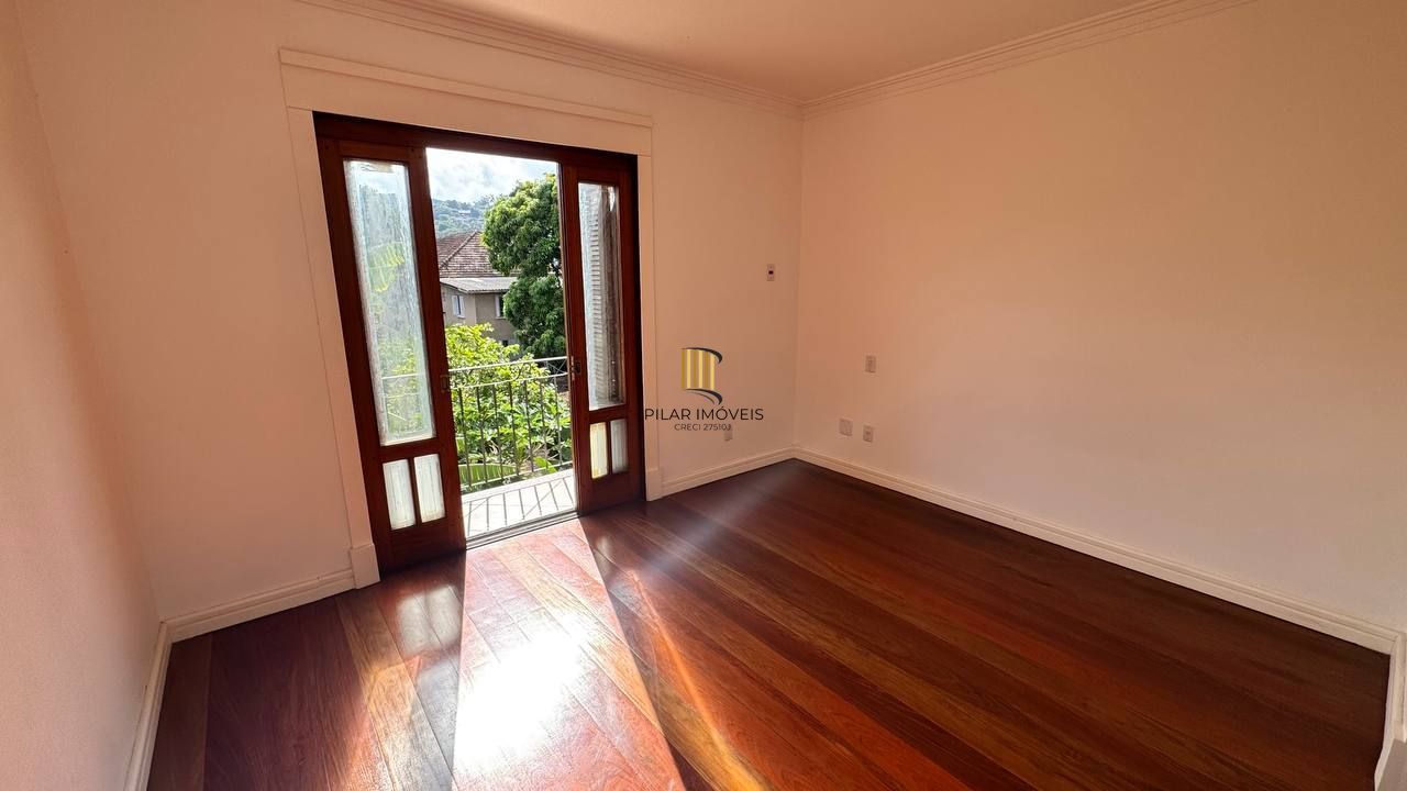 Casa 5 dormitórios no bairro Vila Nova
