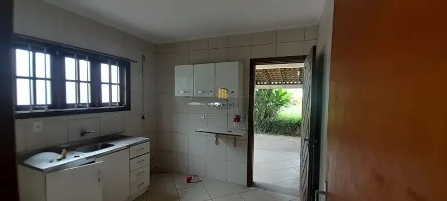 Casa térrea com 2 dormitórios, amplo pátio e 3 vagas.