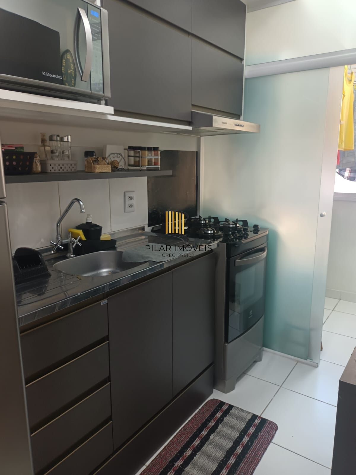 Apartamento de 3 dormitórios com living estendido, semi mobiliado, suíte e churrasqueira.