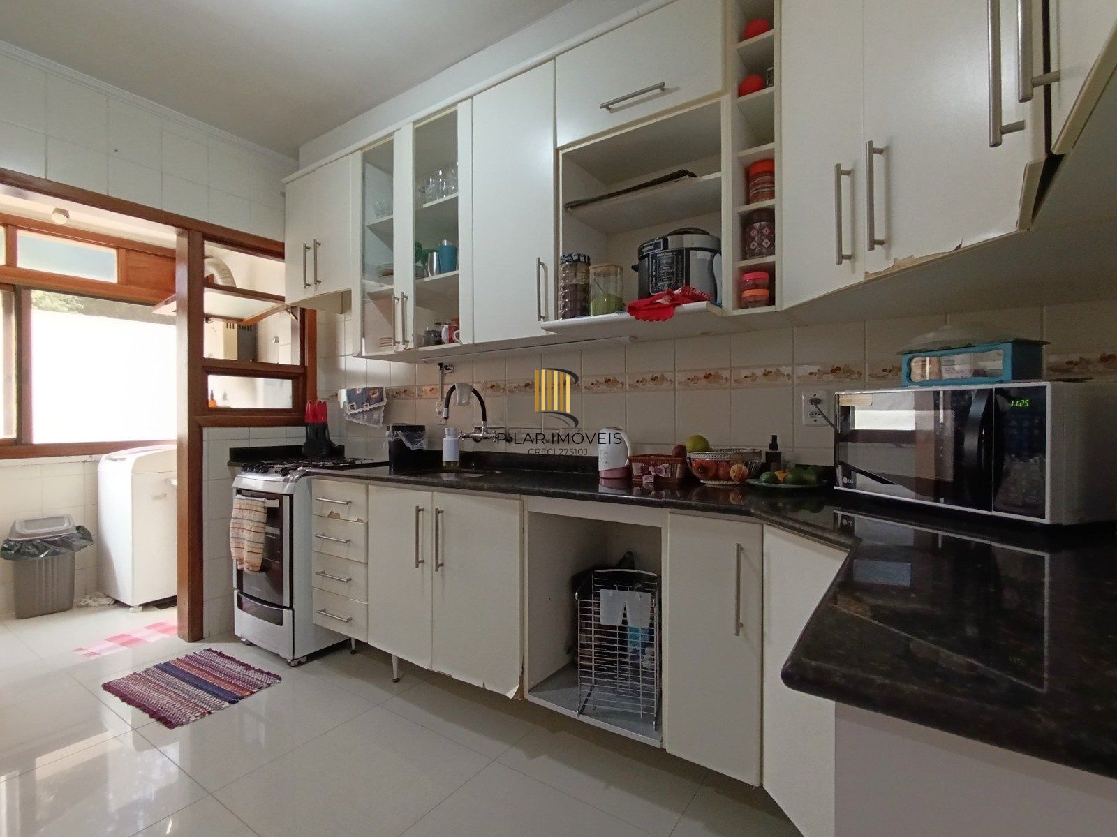 Apartamento de 2 dormitórios com suíte, sacada e churrasqueira.