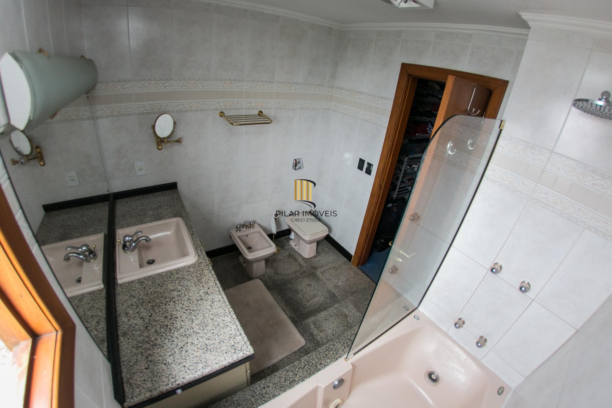 Casa de Condomínio 6 dormitórios no bairro Três Figueiras