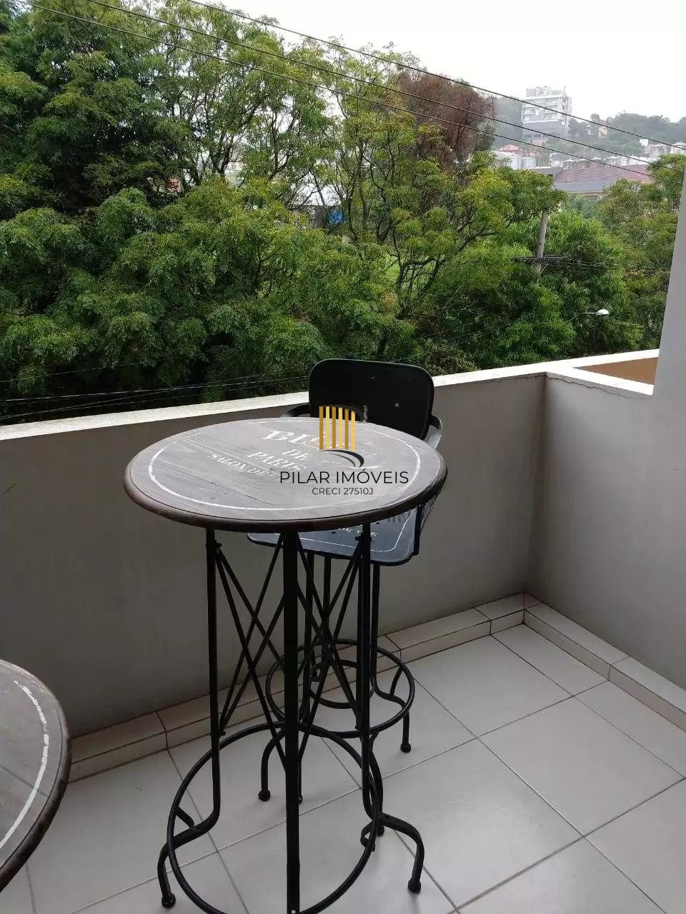 Apartamento com 3 dormitórios, suíte e churrasqueira.