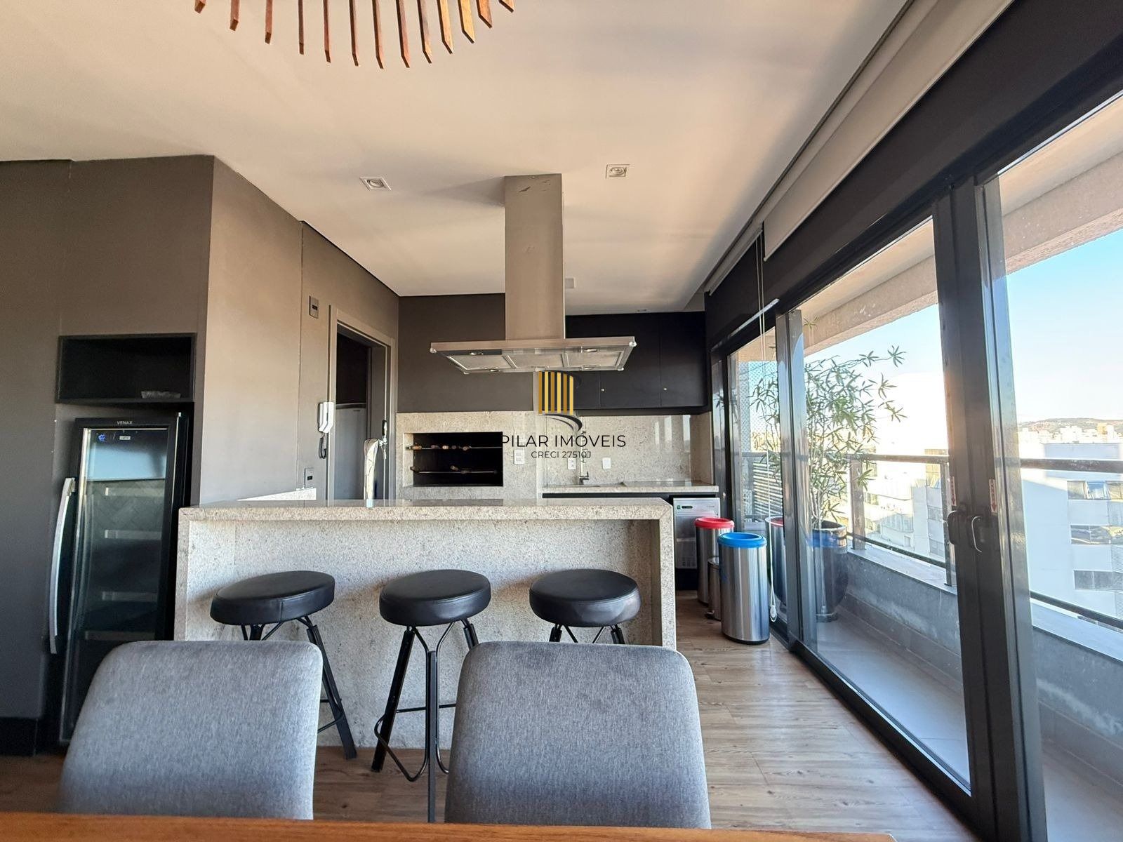 Apartamento com 2 dormitórios, suíte e churrasqueira.