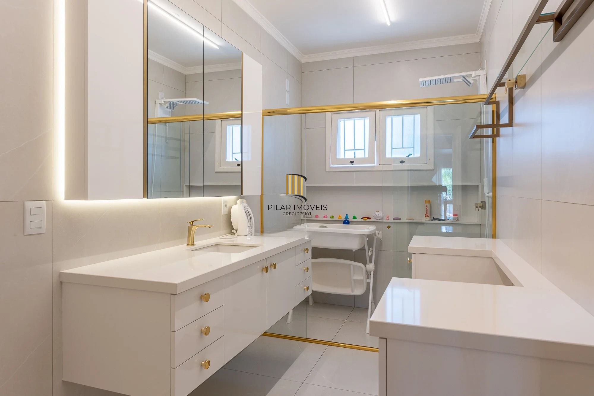 Casa alto padrão com 473m², piscina e 3 suítes no Ecoville – POA