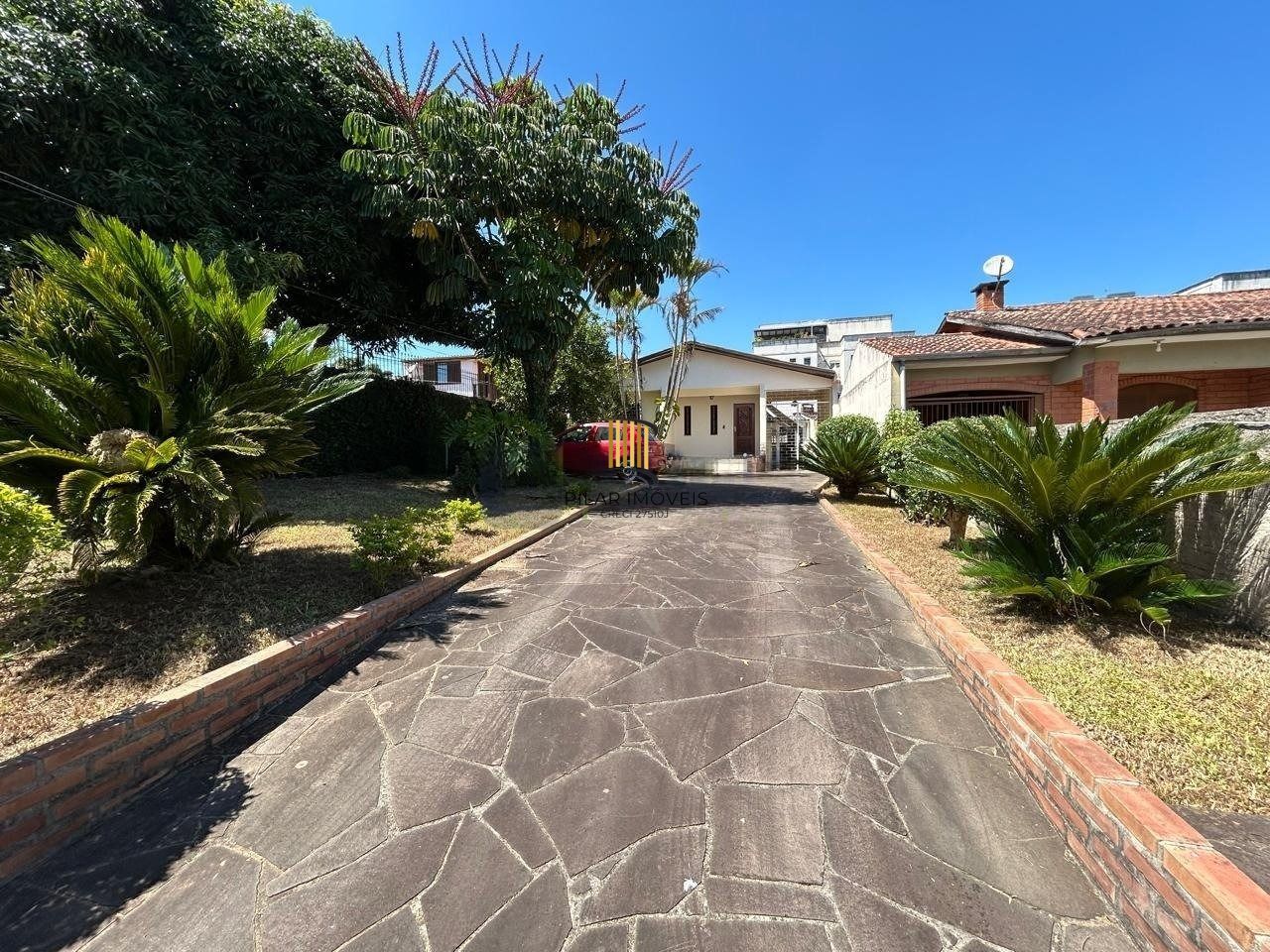 Casa 3 dormitórios com suíte e pátio no Jardim Planalto