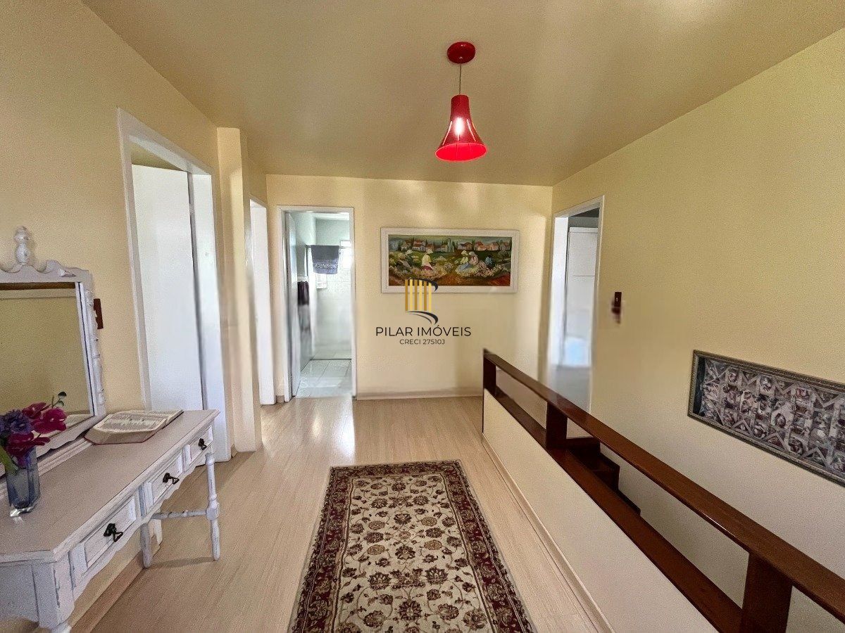 Casa com 3 dormitórios, suíte, 3 vagas de garagem.