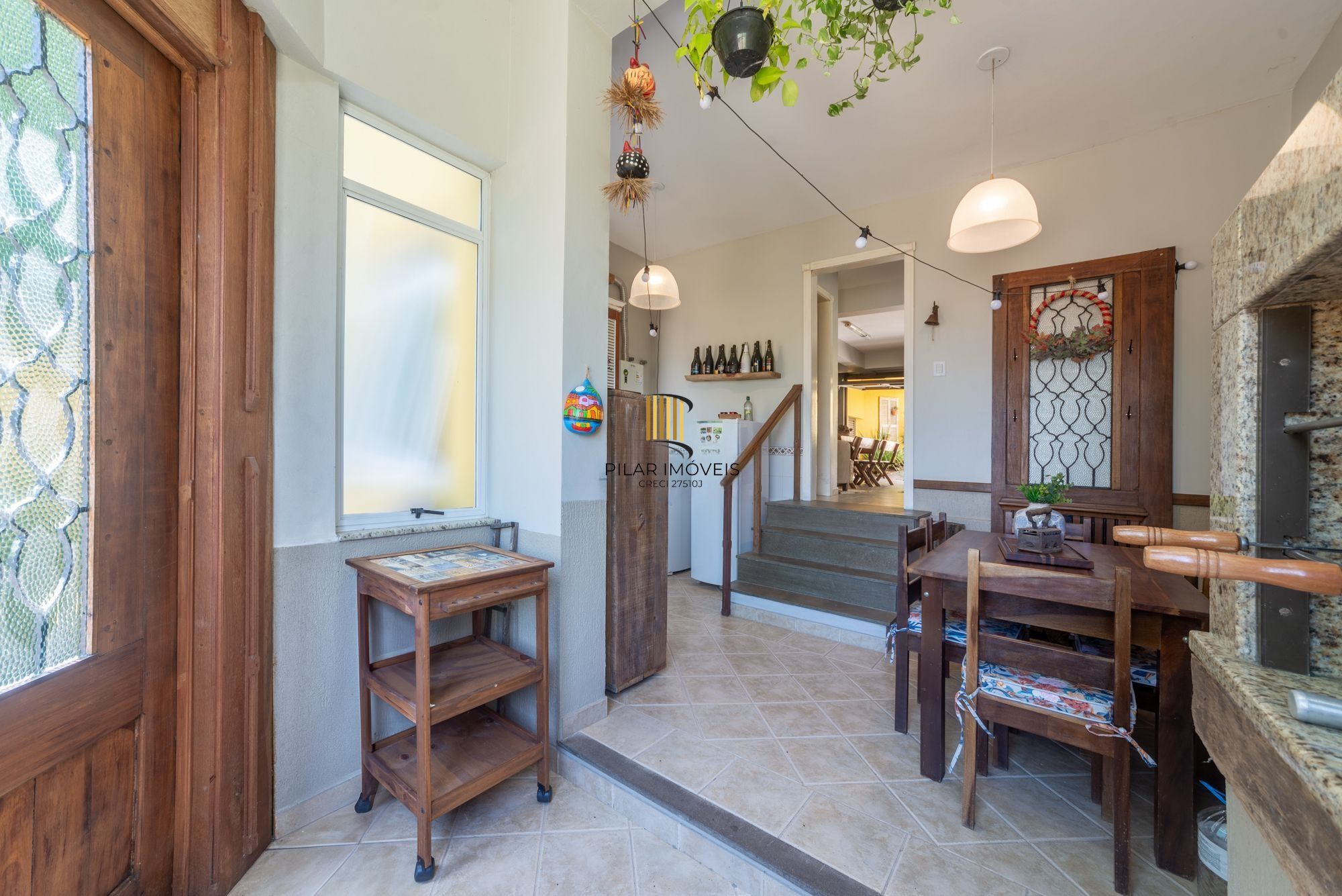 Casa térrea com 4 dormitórios, 2 suítes e 3 vagas.