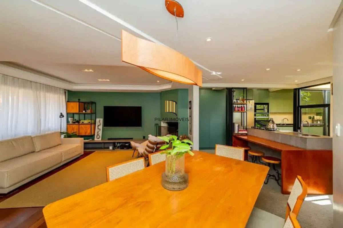 Casa em condomínio com 3 dormitórios, revertido em 2, suíte e 2 vagas.