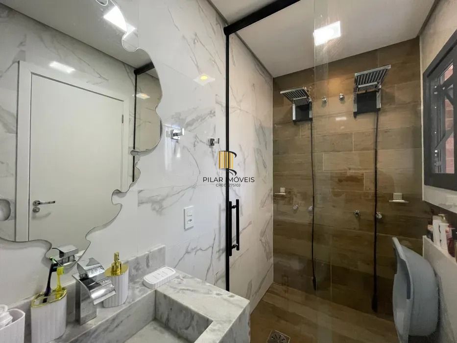 Casa em condomínio com 3 dormitórios, suíte e 2 vagas.