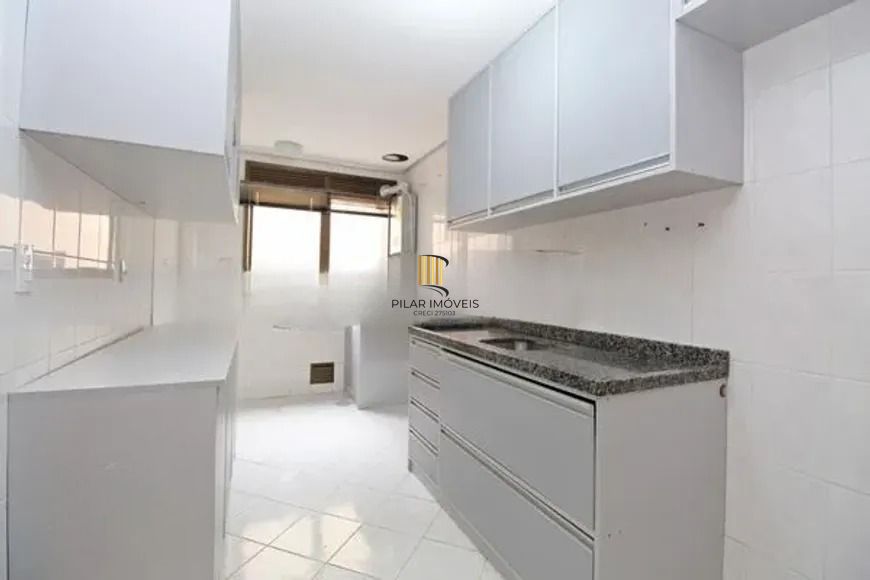 Apartamento com 2 dormitórios, suíte, churrasqueira e vaga de garagem.