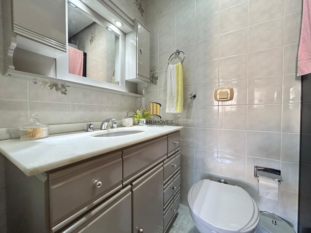 Apartamento de 2 dormitórios, suíte, sacada com churrasqueira e vaga coberta.