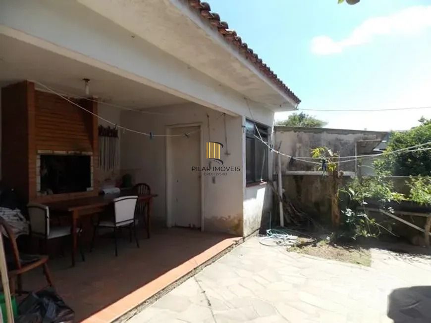 Casa com 3 dormitórios, pátio e área gourmet