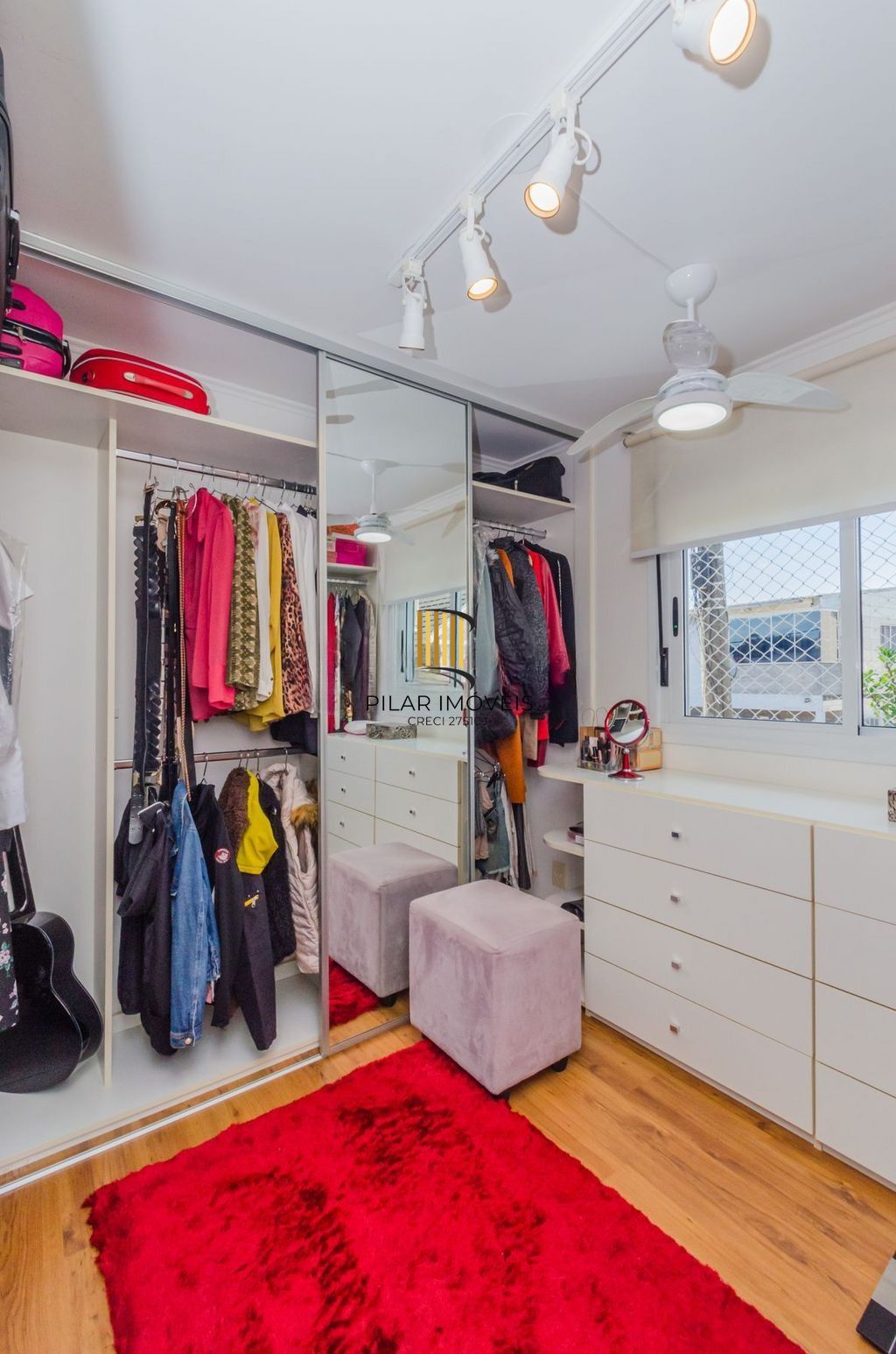 Casa em Condomínio 4 Dormitórios com Suíte no Lindoia - Porto Alegre