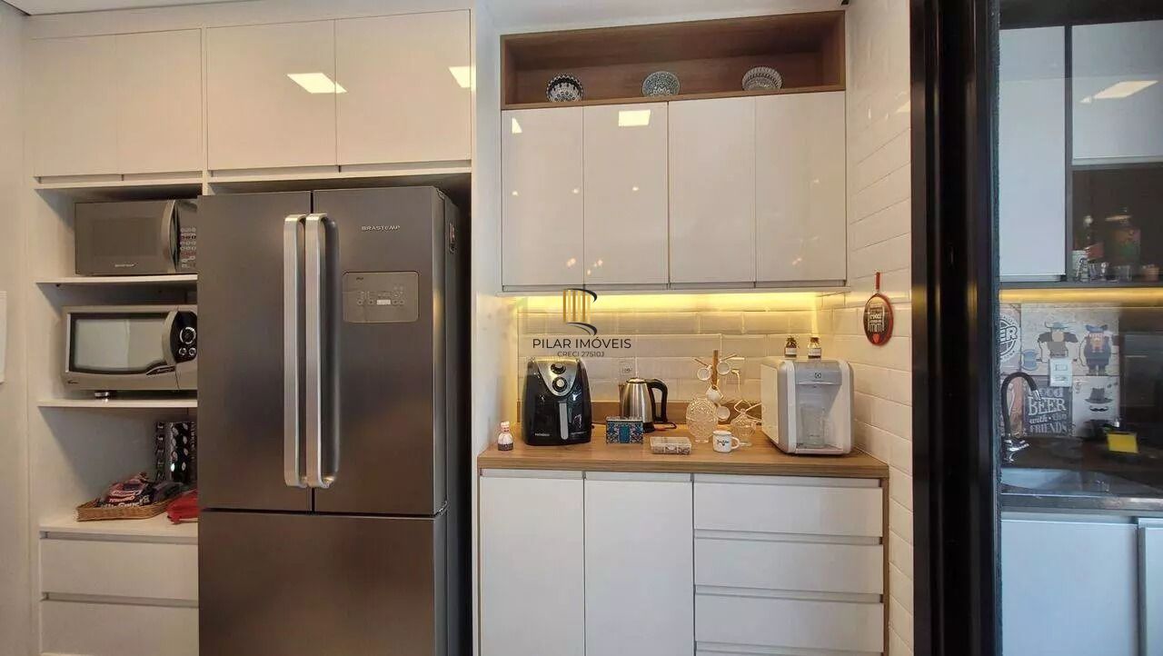 Casa em condomínio com 3 dormitórios, suíte e 2 vagas.