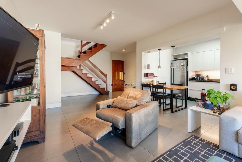 Cobertura com 3 dormitórios, suíte, piscina e churrasqueira.