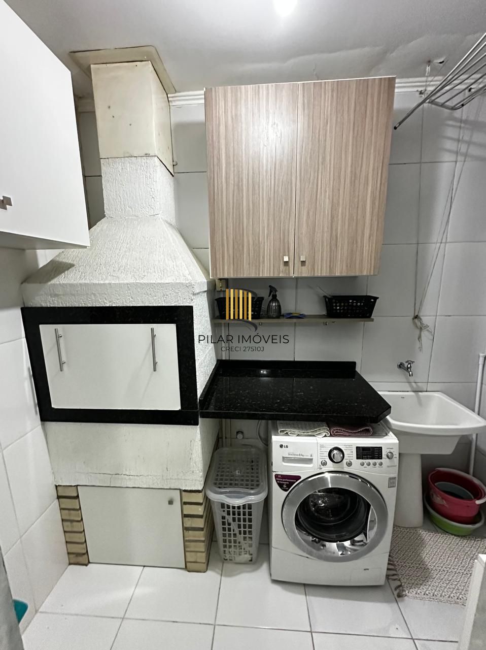 Apartamento 2 Dormitórios com Sacada e Vaga Coberta