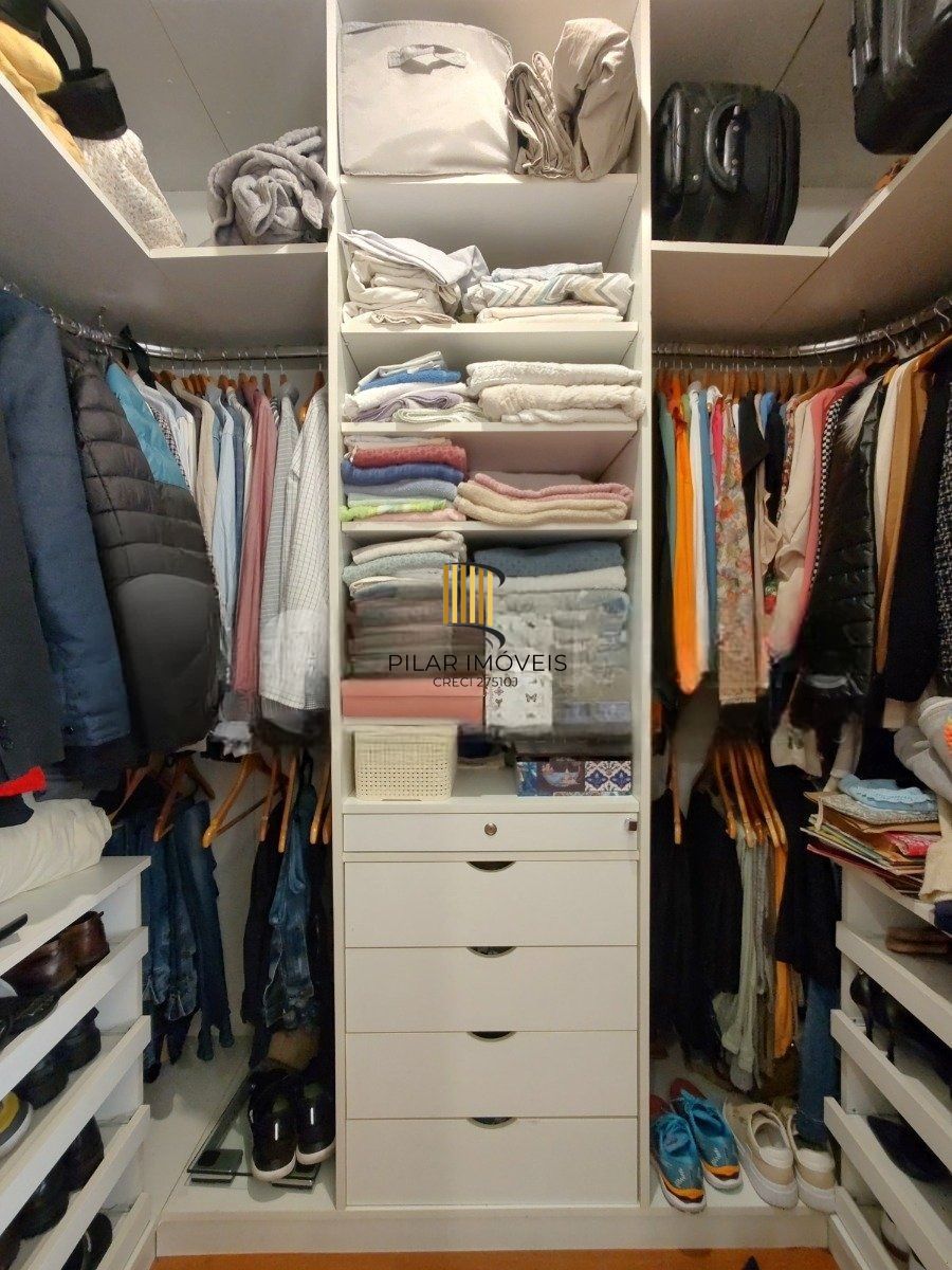 Casa com 4 dormitórios, espaço gourmet e terraço na Zona Norte de Porto Alegre