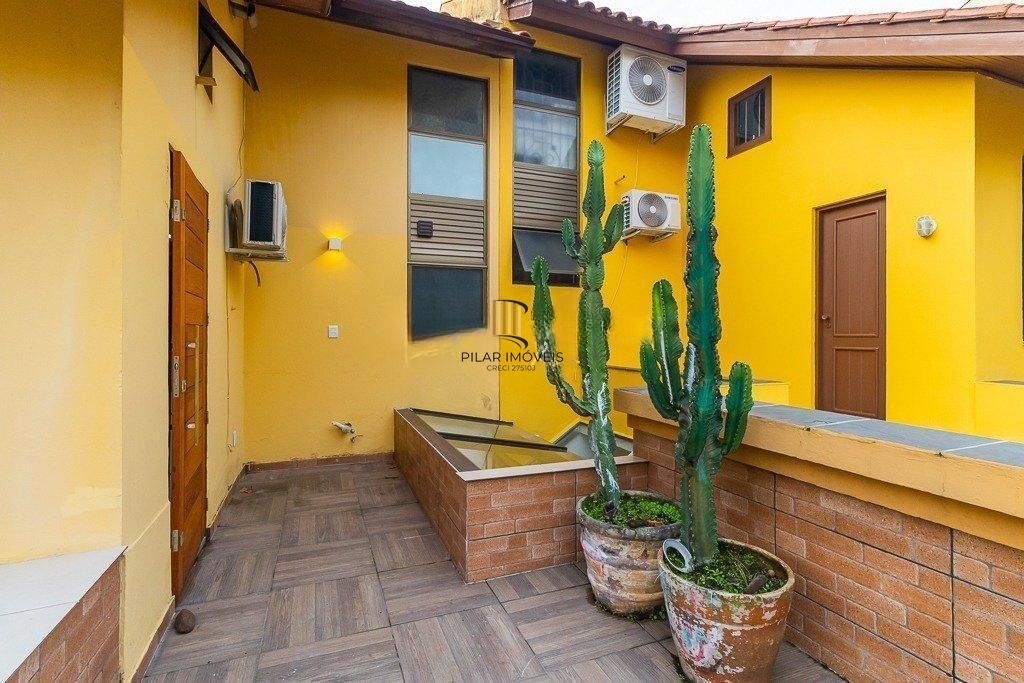 Casa em condomínio com 4 quartos, 2 suítes e 2 vagas à - Jardim Sabara