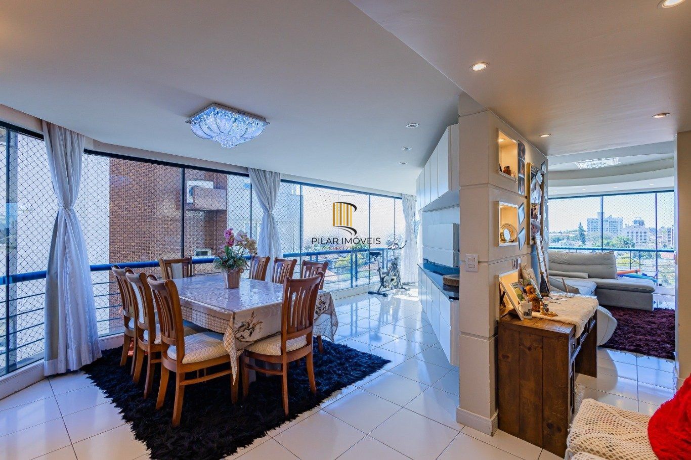 Amplo apartamento semimobiliado com lareira e 2 vagas