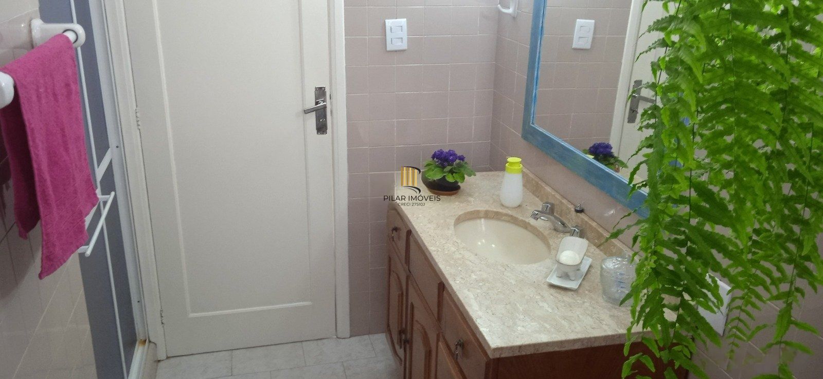 Apartamento com 3 dormitórios, living 2 ambientes, banheiro social, total de 109,57m² privativos, cozinha e área de serviço separadas.