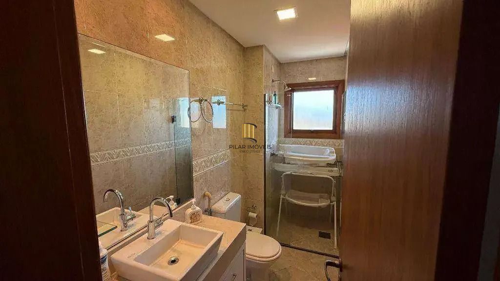 Cobertura com 4 dormitórios, 2 suítes, lavabo e 3 vagas de garagem.