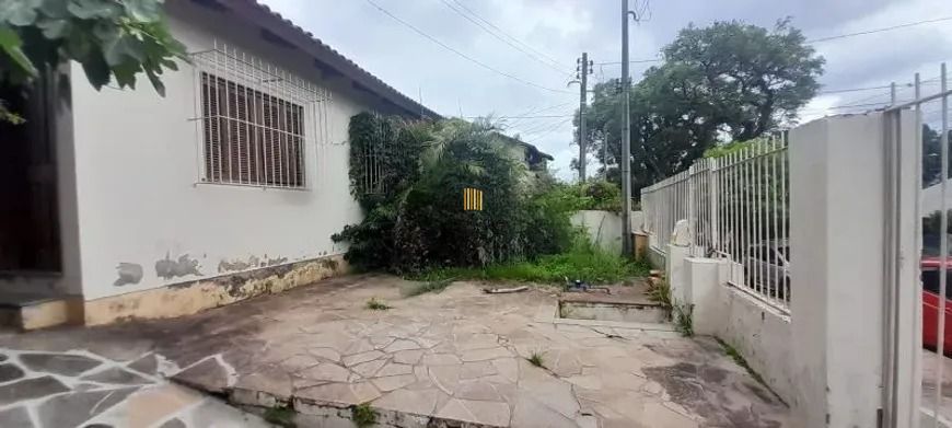Casa térrea com 2 dormitórios, amplo pátio e 3 vagas.
