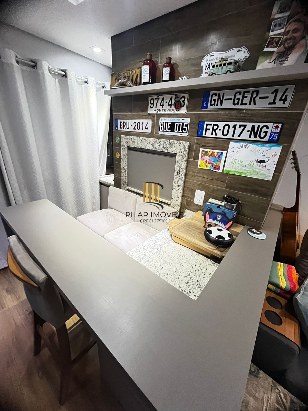 Apartamento mobiliado 2 dormitórios com suíte e 2 vagas em Petrópolis Poa