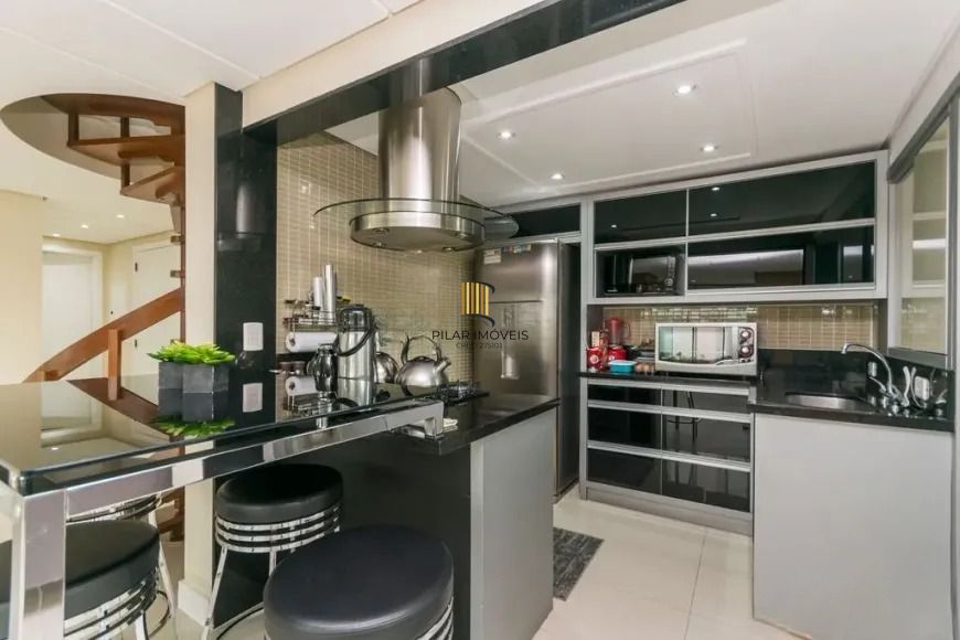 Cobertura com 3 dormitórios, suíte e 2 vagas.