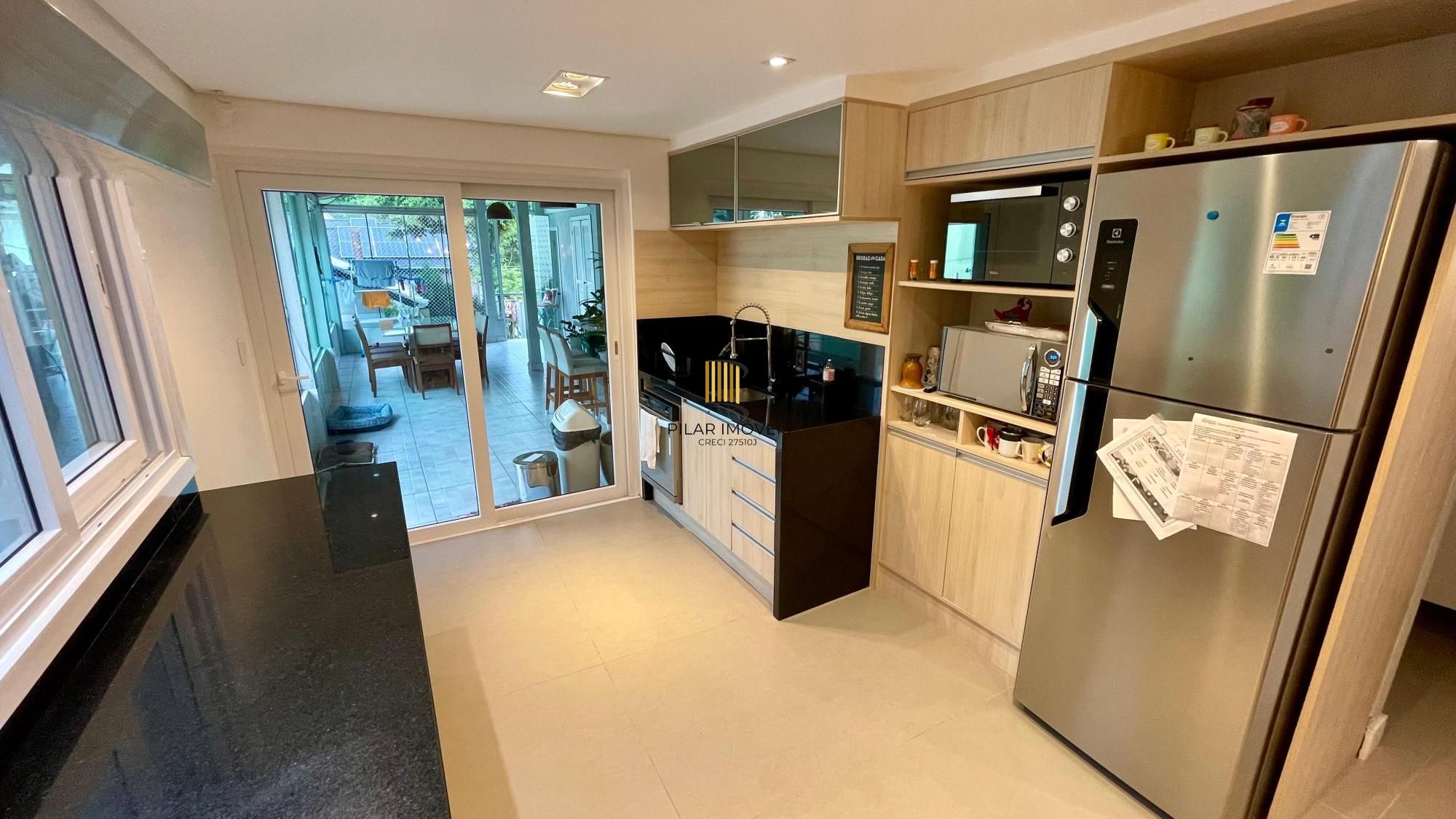 Casa térrea 100% mobiliada com 3 dormitórios, suíte, piscina e 3 vagas.