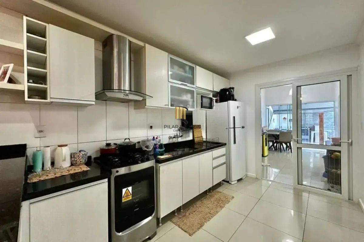 Casa em condomínio com 2 dormitórios, suíte e 2 vagas