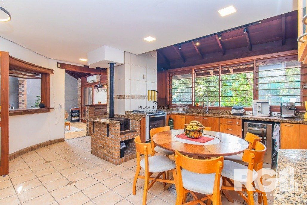 Casa espaçosa com 3 dormitórios, pátio com piscina e 4 vagas