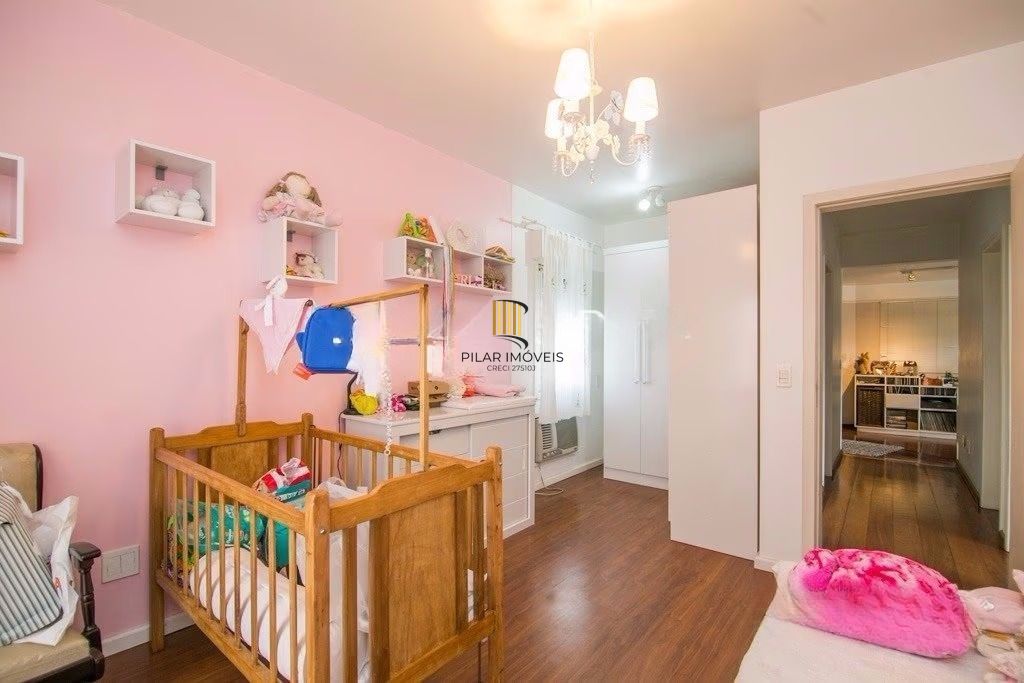 Casa de esquina com 6 dormitórios, 430m², piscina, 4 vagas