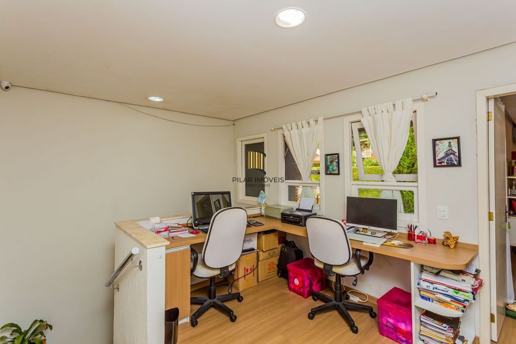 Casa em Condomínio com 3 dormitórios, suíte e 2 vagas cobertas.