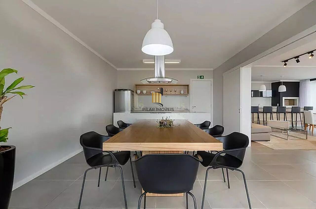 Casa em condomínio com 3 dormitórios, suíte e 2 vagas.