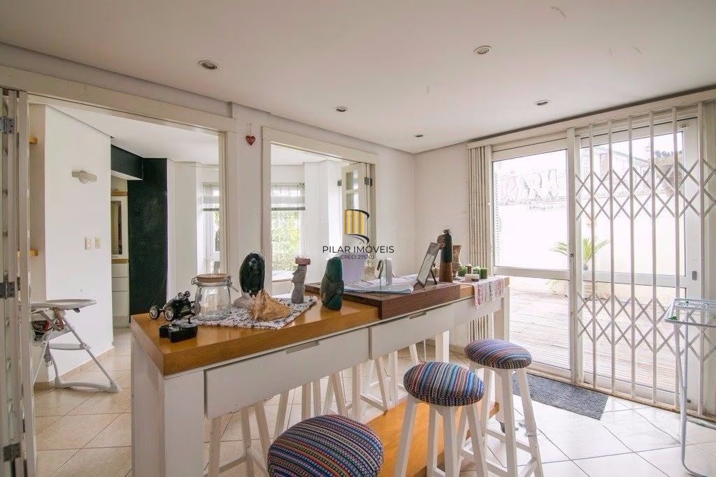 Casa de esquina com 6 dormitórios, 430m², piscina, 4 vagas