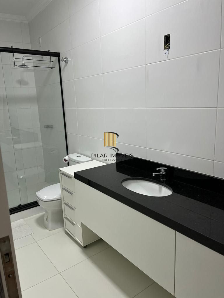 Casa em condomínio com 3 dormitórios, suíte e 2 vagas.