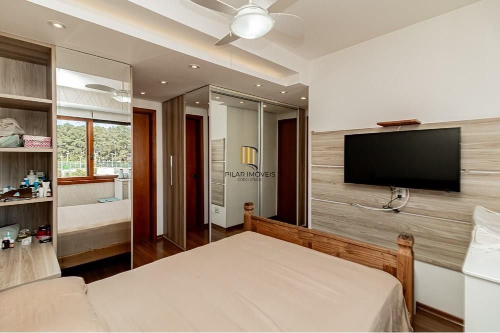 Apartamento com 3 dormitórios (sendo 1 suíte), 2 banheiros, lareira, churrasqueira e 2 vagas de garagem.