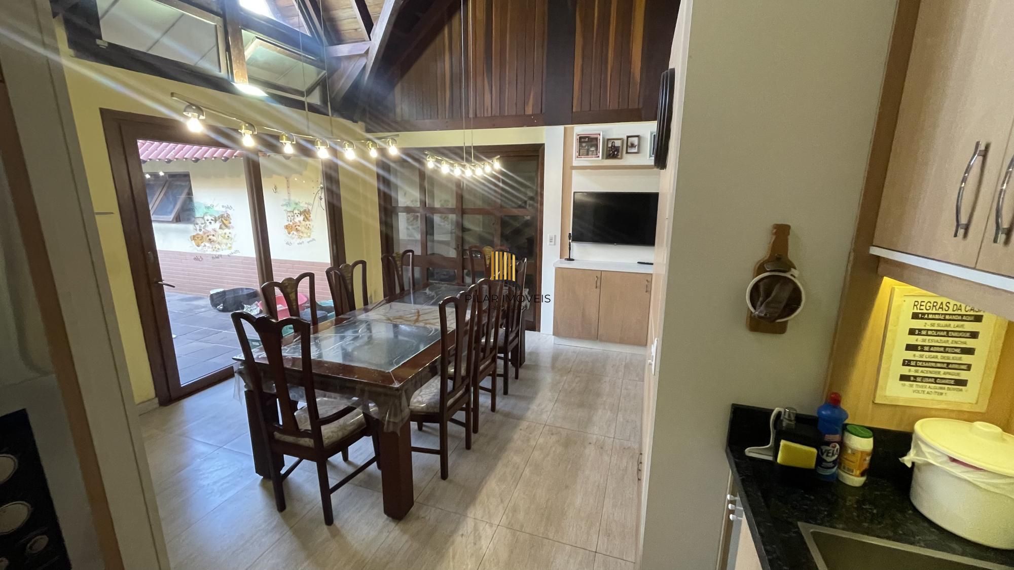 Casa térrea com 2 suítes com amplo pátio,