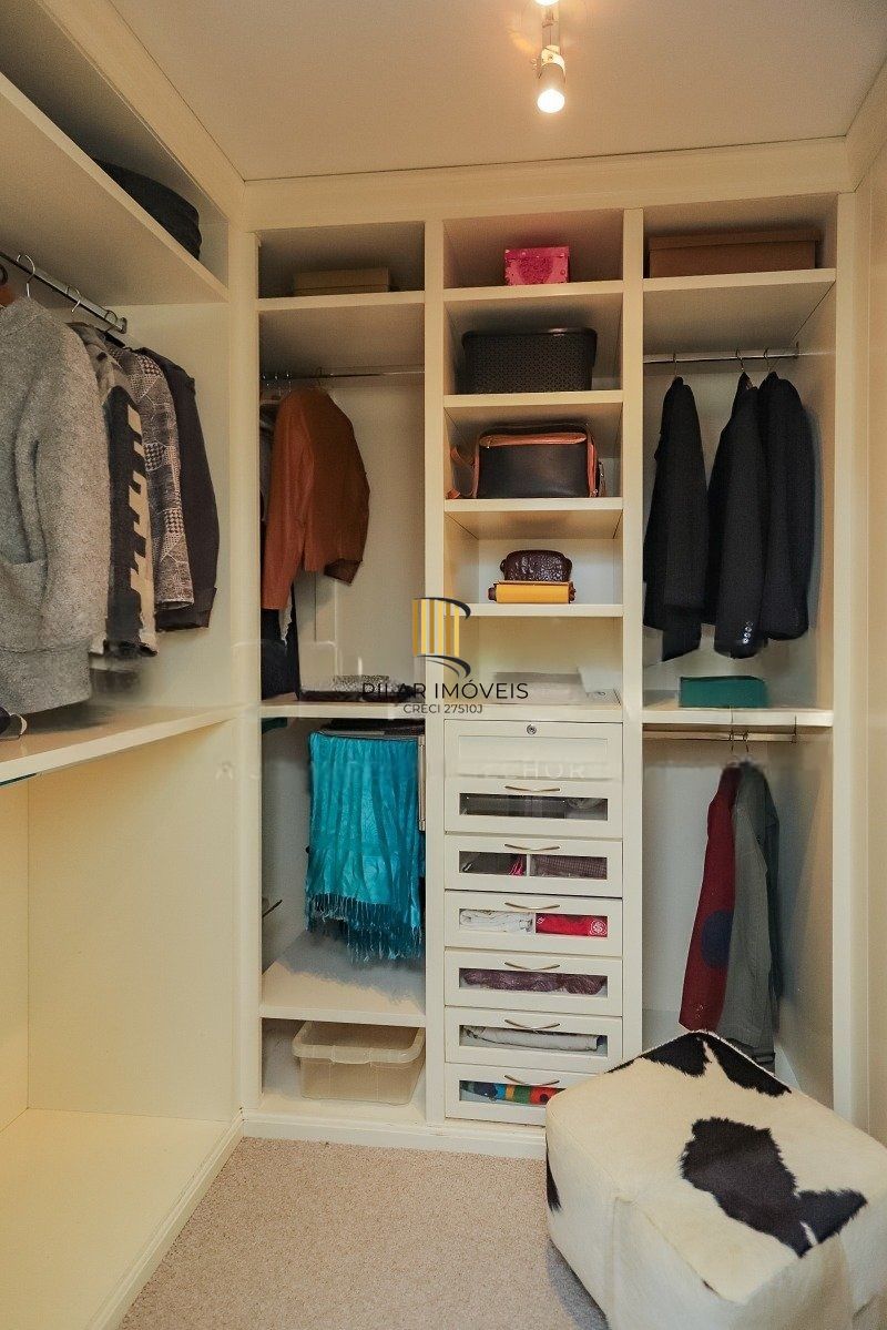 Apartamento com 3 dormitórios, suíte, 2 vagas e varanda com churrasqueira.