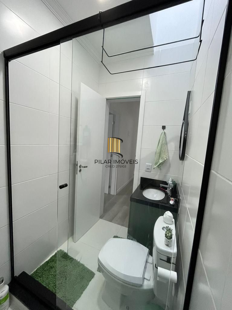 Casa em condomínio com 3 dormitórios, suíte e 2 vagas.