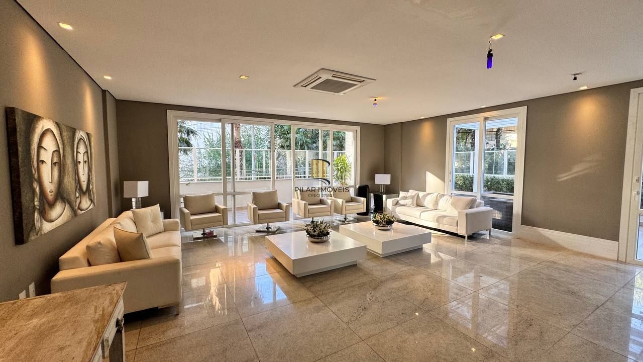 Amplo apartamento com 3 suítes, lavabo, lareira e 2 vagas individuais.